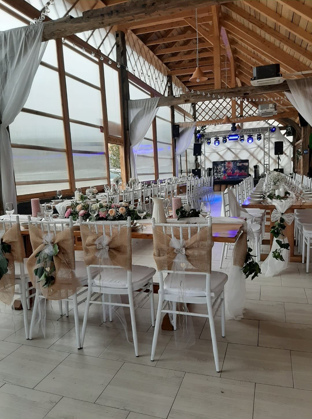 Okrašena poroka pod kozolcem