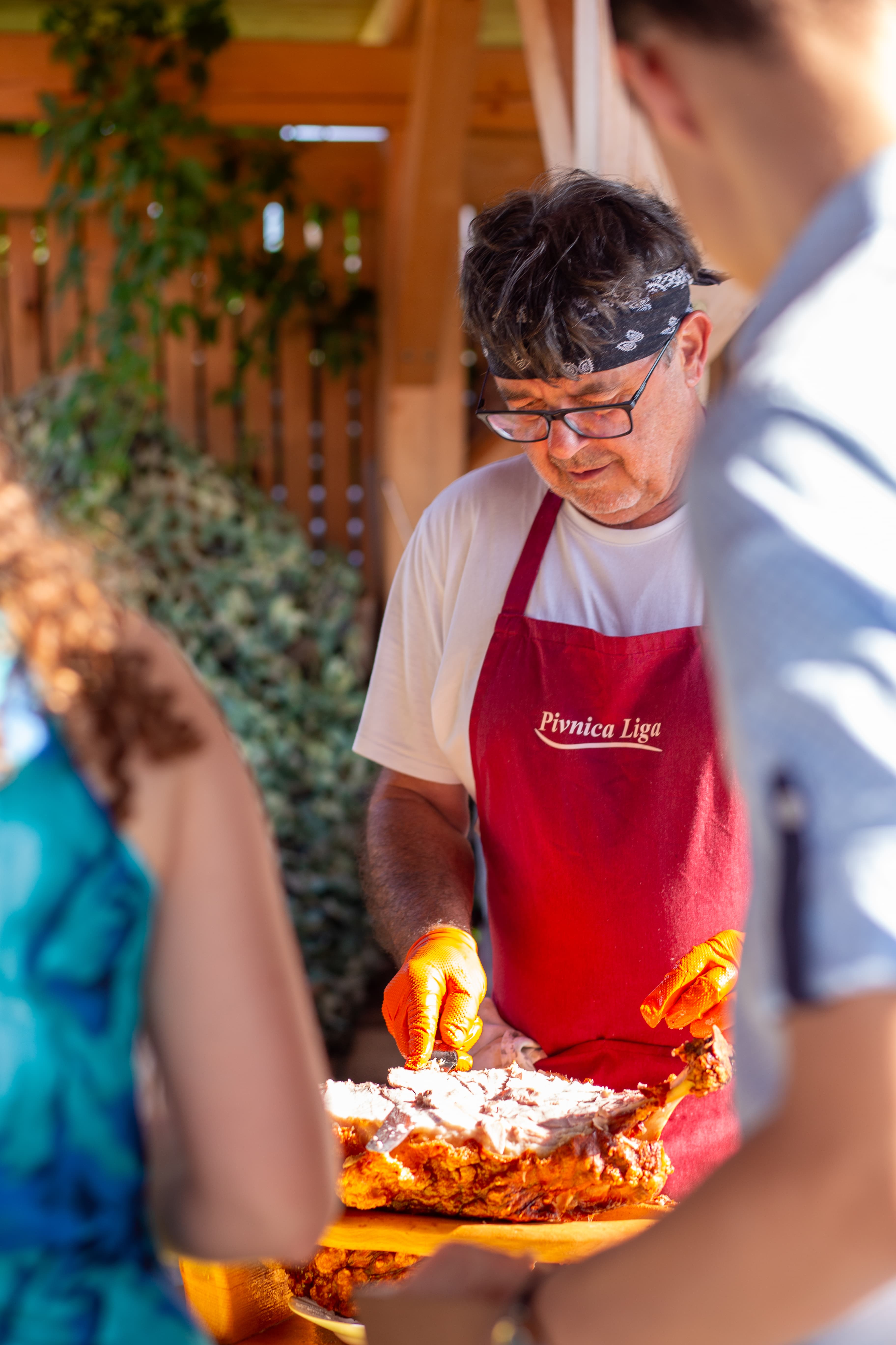 Strežba hrane na prostem - Pivnica Liga